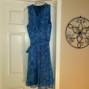 Chaps lined gauze flounce dress w/belt size 16, multi blue & white floral